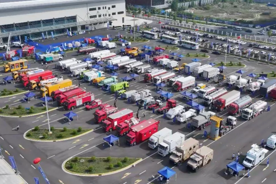 CLW Chengli fuel tanker semi-trailer for diesel, petrol, and chemical transport with aluminum or carbon build, multi-axle design, and safety markings
